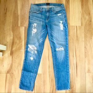 •Distressed boyfriend jeans•